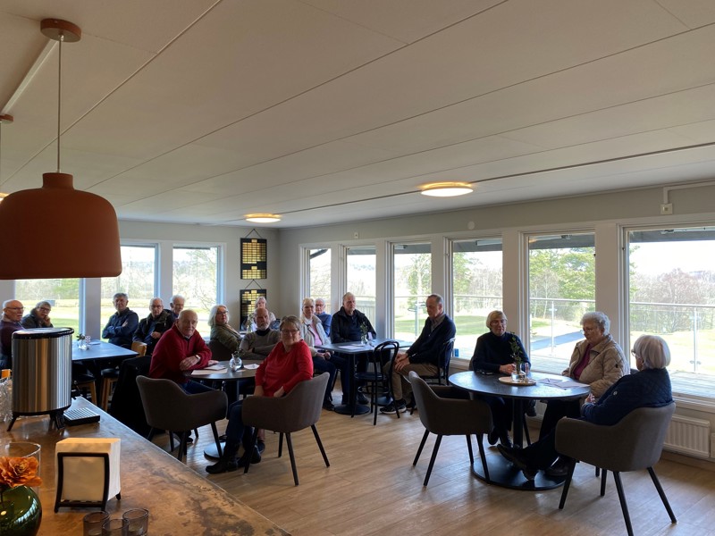 Kluriga frågor och härlig gemenskap bland golfseniorerna